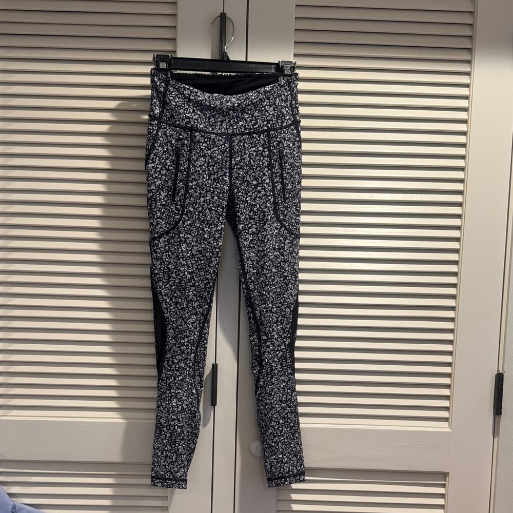 lululemon athletica Black & White Printed High-Rise Leggings..EUC